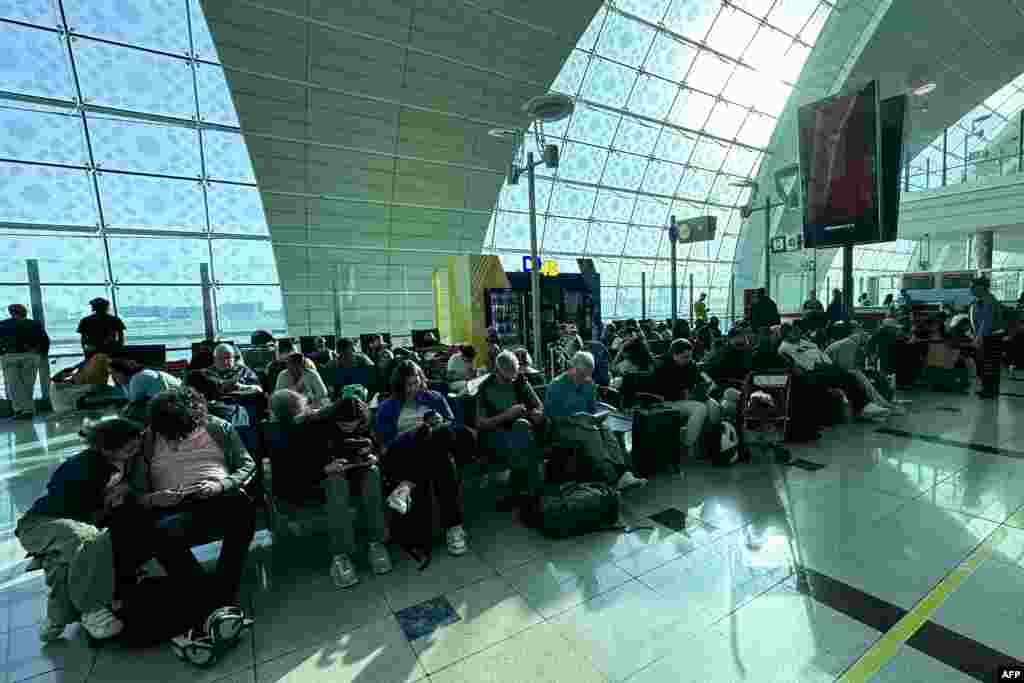 Najveća avio-kompanija na Bliskom istoku Emirates otkazala je sve prijave za letove u sredu zbog problema koje su izazvali loše vreme i stanje na putevima.