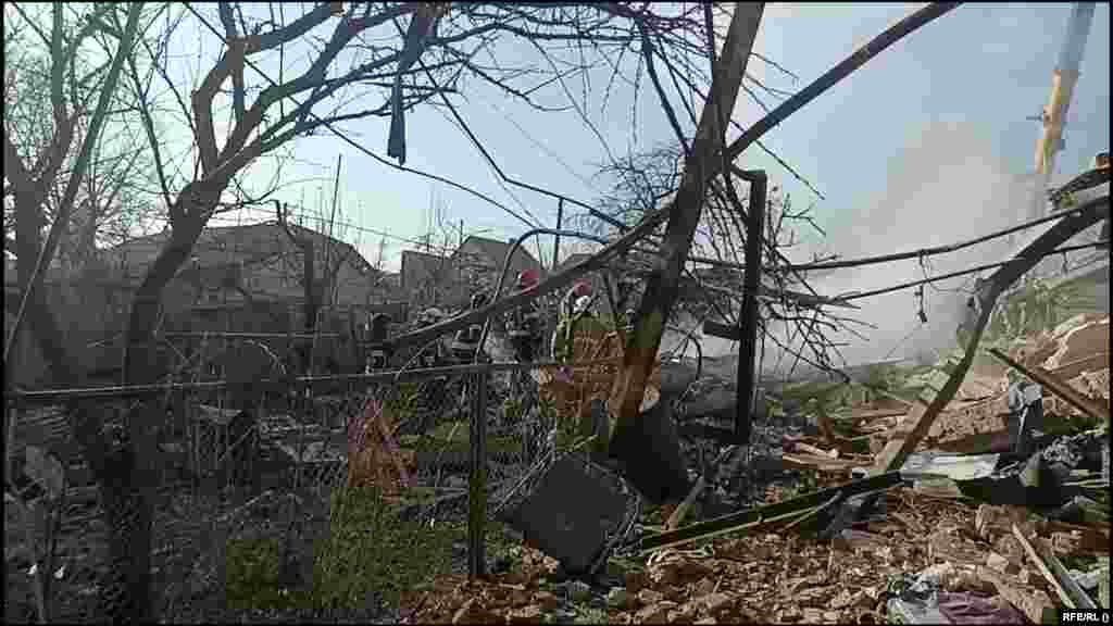 Echipele de intervenție lucrează la locul unui atac cu rachete rusești la Hmelnîțkîi, vestul Ucrainei, pe 21 martie. Autoritățile locale au relatat că o persoană a fost ucisă și mai multe rănite.