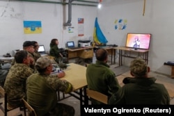 Украински войници гледат финала на Евровизия и представянето на „Калуш оркестра“ с песента „Стефания“, 14 май 2022 г.