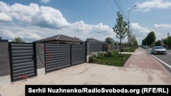 Улица "Вокзална" ("Гарова" на български) през май 2023 г. Global Empowerment Mission, американска благотворителна организация за подпомагане при бедствия, е помогнала за възстановяването на голяма част от Буча и е построила няколко къщи от нулата.