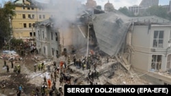 Унаслідок російської атаки на цій локації двоє людей загинули (раніше повідомлялось, що це дорослі, одна з жертв – лікарка), за медичною допомогою звернулися 32 поранених.