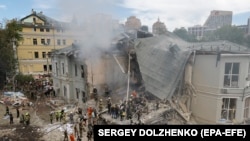 Locul unei lovituri cu rachete asupra spitalului de copii Ohmatdit din Kiev, Ucraina, pe 8 iulie.