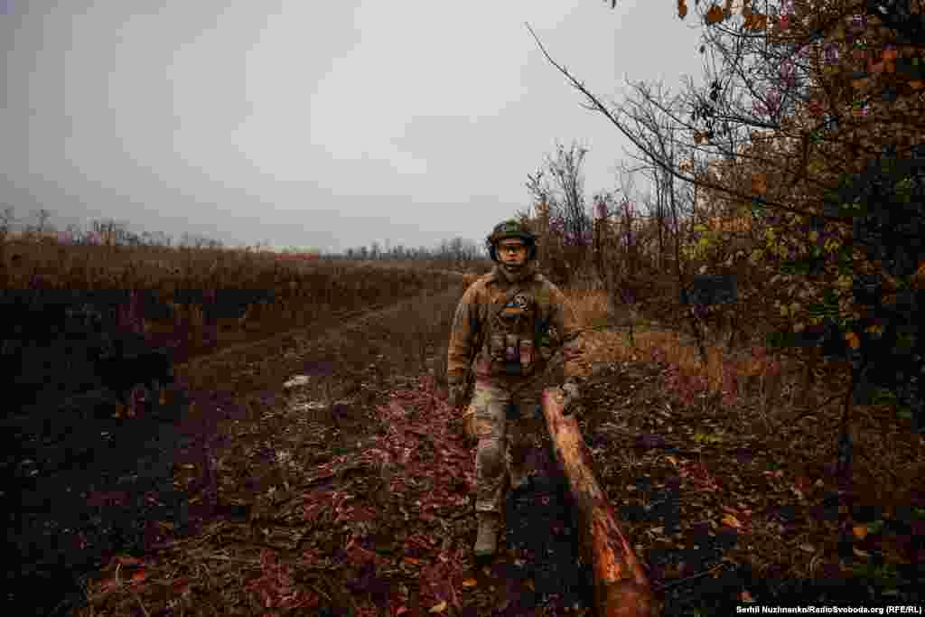 Йдемо до позицій, туман і дощ ховають наше переміщення від дронів російських військових, але з кожним кроком йти все важче, потрібно зупинятись і збивати налипле болото на взуття 