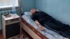 Укук коргоочу Өндүрүш Токтонасыров ооруканада. (Сүрөт Бурул Усманалинин баракчасынан алынды)