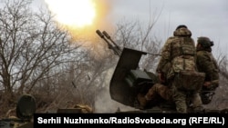 Українські військовослужбовці протиповітряної оборони керують зенітною гарматою на передовій, під час нападу Росії на Україну, поблизу міста Бахмут, Україна, 6 березня 2024 року