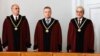 Докладчикът по конституционното дело за изборите Янаки Стоилов (в средата) заедно с колегите си Атанас Семов (вляво) и Борислав Белазелков.