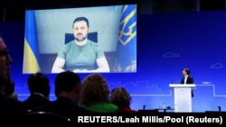 Президент України Володимир Зеленський (на екрані, на відеоз’вязку) під час відкриття Конференції з відновлення України. Лондон, 21 червня 2023 року 