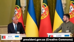 Portuguese Marcelo Rebelo de Sousa (left) and Ukraine's Volodymyr Zelenskiy at a meeting in 2023.