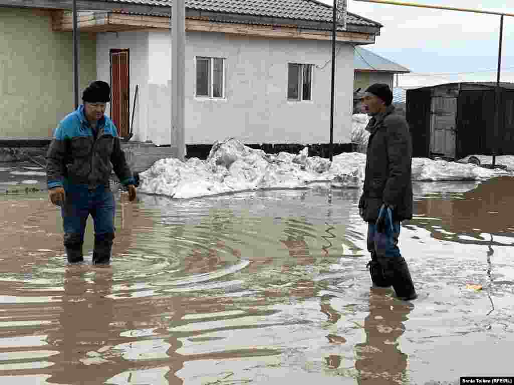 Коянды айылынын тургундары суу кечип турушат..Шаар четиндеги конуш бир нече күндөн бери суу ташкыны менен күрөшүүдө. Айылдагылар бийликтин суу ташкындын кесепетин жоюу иштерине нааразы болуп көчөнү буушту. Алты кишиге "мыйзамсыз митингге" чыкканы үчүн айып пул салынды. 27-март, 2024-жыл. 