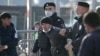 Орусиянын полициясы миграциялык борбордон чет элдик жаранды кармап баратат.