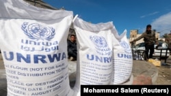 Raseljeni Palestinci čekaju pomoć Agencije Ujedinjenih nacija za palestinske izbeglice (UNRWA) u gradu Rafa na jugu Pojasa Gaze, 7. mart 2024. 