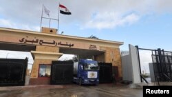 U periodu dok su u bolnici u Gazi čekali spas iz situacije nije bio dozvoljen ulazak humanitarne pomoći. Na fotografiji kamion sa gorivom na ulazu iz Egipta u Gazu na prelazu Rafah, novembar 2023, dok je trajalo sedmodnevno primirje Hamasa i Izraela.