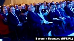 Отляво надясно: Бойко Борисов, Мария Габриел, Рая Назарян, Делян Добрев, Владислав Горанов и Костадин Ангелов на първа линия на конгреса на ГЕРБ