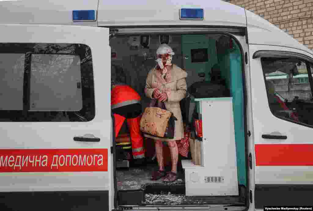Постраждала жителька Харкова стоїть у кареті швидкої допомоги. 23 січня 2024 року. У Москві тим часом продовжують заявляти, що атакують лише військові цілі в Україні