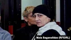 14 წლის აითაჯის დედა, ეგანე მაგარამოვა რუსთავის საქალაქო სასამართლოს სხდომათა დარბაზში, 17 იანვარი