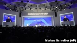 Президент Украины Владимир Зеленский на заседании Всемирного экономического форума в Давосе, Швейцария, 16 января 2024 года