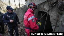 Na fotografiji: policajcii spasioci tokom potrage za dvogodišnjom devojčicom Dankom Ilić u okolini Bora, na istoku Srbije, 29. mart 2024. 