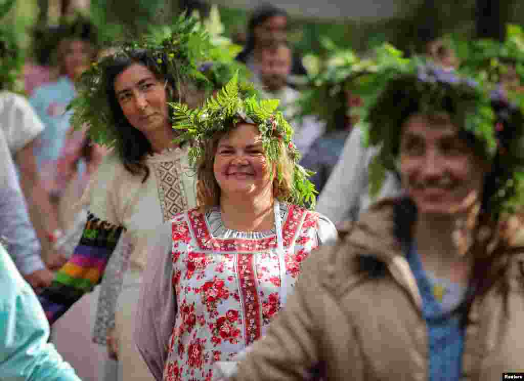 Ljudi prisustvuju festivalu Ivana Kupale, koji obilježava dan ljetnog solsticija, u Lenjingradskoj oblasti, Rusija, 20. juna 2024. 