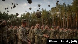 Новоприети войници, които празнуват края на обучението си в Киев, Украйна.