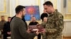 Украинанын президенти Владимир Зеленский Аскердик чалгындын башчысы Кирилл Будановго “Алтын жылдыз” орденин тапшырып жатат. Киев, 9-февраль, 2024-жыл