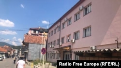 Sporna zgrada u kojoj deluju četiri institucije Srbije, naselje Bošnjačka mahala u Severnoj Mitrovici, 23. avgust 2023.