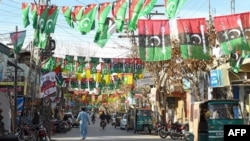 په کوټه کې سیاسي ګوندونو د انتخاباتي کمپېن په ترڅ کې خپل بیرغونه راځړولي دي ـ د جنورۍ ۲۱ مې انځور.