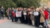 За словами студентів, їхня вимога пов’язана з негативним висловлюванням викладачки в одному з інтерв’ю на адресу українських військовослужбовців, які розмовляють російською мовою