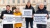 Евродепутати протестираха срещу ветото на Австрия върху членството на България и Румъния в Шенген. Вдясно е българският евродепутат Илхан Кючук. 4 декември 2023 г.