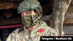 Ljubisa Bozici sau Aleksandar Velimirovici, după identitățile sub care este cunoscut de către autoritățile locale, se prezintă drept „Sașa muzicianul” pe Telegram.