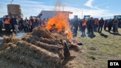 Запалена бала със сено на протеста на зърнопроизводителите при село Труд