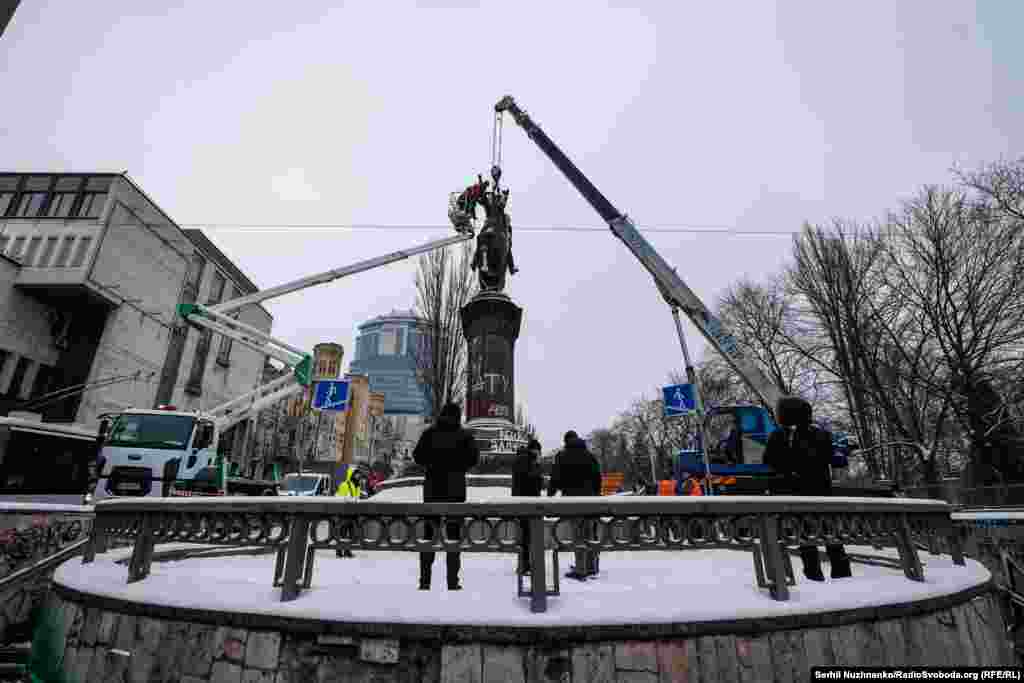 У Київській міській державній адміністрації уточнили, що фахівці «Київблагоустрою» працювали над демонтажем 7-тонної конструкції протягом 6 годин