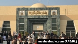 یوشمېر کسان او وکیلان د پېښور های کورټ ودانۍ ته ورغونډ شوي دي ـ انځور له ارشیفه.