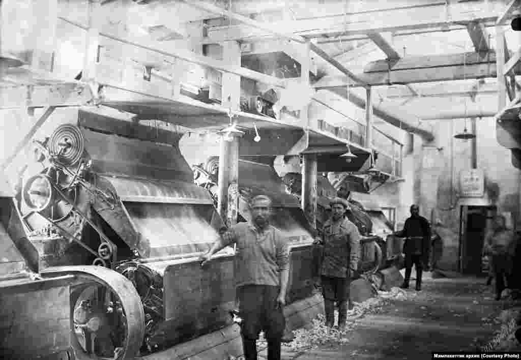 Фрунзе шаарындагы №1 басмакананын жумушчулары иш үстүндө. 1933-жыл. 