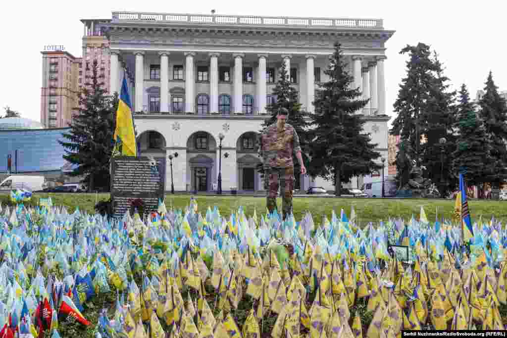 Прапорці на честь загиблих оборонців України... 