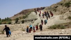 د پکتیکا اوسېدونکي وايي چې ماشومان یې له لیرو ځایونو کورونو ته اوبه لېږدوي - د مارچ ۲۰مې انځور.
