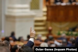 Senatul României a adoptat Legea pensiilor chiar dacă aceasta nu spune care e sursa de finanțare a majorării de 40% promise pentru 2024.