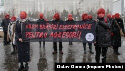 Organizațiile non-guvernamentale au cerut în mod repetat, în ultimii ani, implementarea sistemului de supraveghere a agresorilor. Imagine din 2021, de la un protest organizat de Declic.