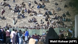 دا کډوال له پاکستانه تر ستنېدو وروسته د نومبر پر ۱۲مه په ننګرهار کې د ځان ثبتولو لپاره د کډوالۍ نړیوال سازمان مرکز ته ناست دي. 
