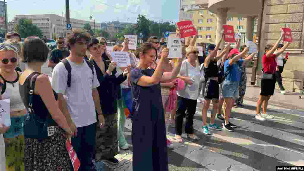 БИХ - Министерот за внатрешни работи на кантонот Тузла (МУП ТК) Хајрудин Механовиќ потврди за Радио Слободна Европа (РСЕ) дека маж ја убил својата невенчана сопруга во семејната куќа недалеку од Живинице, на североистокот на Босна и Херцеговина. После тоа извршил самоубиство. Ова е второ убиство во изминатите десет дена во Босна и Херцеговина во кое маж ја убил својата невенчана сопруга.