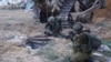Izraelski vojnici pregledavaju ulaz u tunel koji, kako tvrde, koriste militanti Hamasa, 9. novembra 2023.