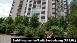 Пролетни дървета обграждат напълно ремонтираната сграда през май 2023 г.