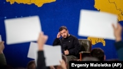 Ukrajinski predsjednik Volodimir Zelenski sluša pitanje novinara tokom godišnje konferencije za medije u Kijevu 19. decembra 2023.