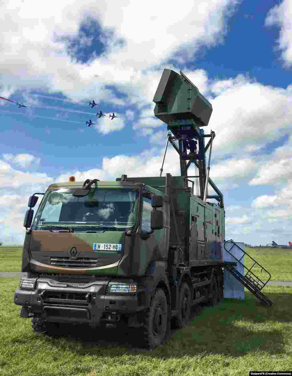 Բեռնատարի վրա տեղադրված Thales Ground Master 200 ռադարային համակարգը Ֆրանսիայի Էվրյո-Ֆովիլ ավիաբազայում, փետրվար, 2020թ. Երևանի Մոսկվայից հեռանալու ևս մեկ նշան է այն, որ երկրի Զինված ուժերը, որոնք պատմականորեն հենվել են խորհրդային և ռուսական արտադրության ռազմական տեխնիկայի վրա, նաև 2023-ի հոկտեմբերին ձեռք բերեցին ֆրանսիական արտադրության Thales Ground Master 200 երեք ռադարային համակարգ: Ադրբեջանի նախագահը քննադատել է Հայաստանի կողմից նոր սպառազինությունների վերջին ձեռքբերումները՝ պնդելով, թե Ֆրանսիան «պատասխանատու կլինի» հնարավոր նոր հակամարտության բռնկման համար, Հնդկաստանն էլ Հայաստանին զենք վաճառելով ստեղծում է «թշնամանքն ու անվստահությունը խթանող միջավայր»: Հայաստանի վարչապետն օրերս դրան հակադարձեց, որ Բաքվի ռազմական բյուջեն Երևանի այդ ծախսերից եռակի ավելի է։