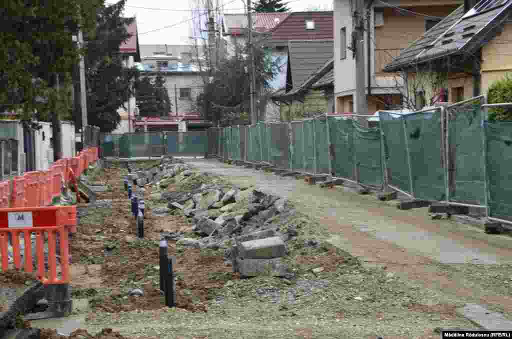 Stradă din Sectorul 2 din București după lucrări la rețeaua de apă. 