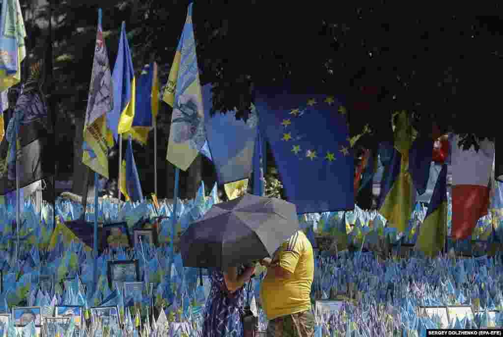 Киевдеги Эгемендүүлүк аянты. Орусия баштаган согушта курман болгон жоокерлерди эскерүү жайы. 