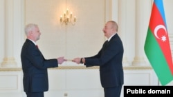 Səfir Mark Libbi prezident İlham Əliyevə etimadnaməsini təqdim edir