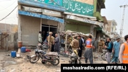 د نومبر پر دریمه په ټانک کې تر چاودنو وروسته د ژغورنې ډلې کارکونکي او امنیتي سرتیري د پېښې د ځای سره نېږدې ولاړ دي. 