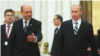Președintele rus Vladimir Putin (dreapta) și omologul său român Traian Băsescu la întâlnirea bilaterală de la summitul NATO de la București, 4 aprilie 2008. Putin s-a declarat mulțumit de concluziile discuțiilor de la București, dar a spus că planurile de extindere viitoare a Alianței militare sunt o <a href="/a/32501853.html" target="_self">amenințare directă </a>la adresa Rusiei.<br />
&nbsp;