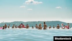 Turisti na Balaton tradicionalno hrle ljeti, ali je ove godine njihov broj znatno manji.