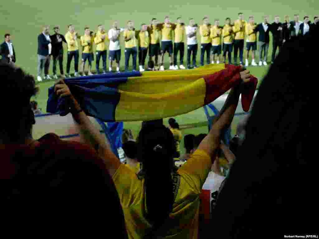 Primii fani ai tricolorilor au ajuns la Mogoșoaia cu câteva ore înainte ca echipa națională să sosească. 
